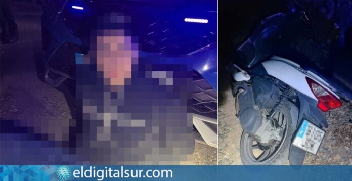 Imagen del menor junto al vehículo patrulla. A la derecha, la motocicleta implicada