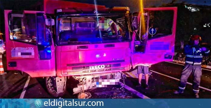 Accidente en la TF-1: Camión Choca Contra la Mediana en Adeje