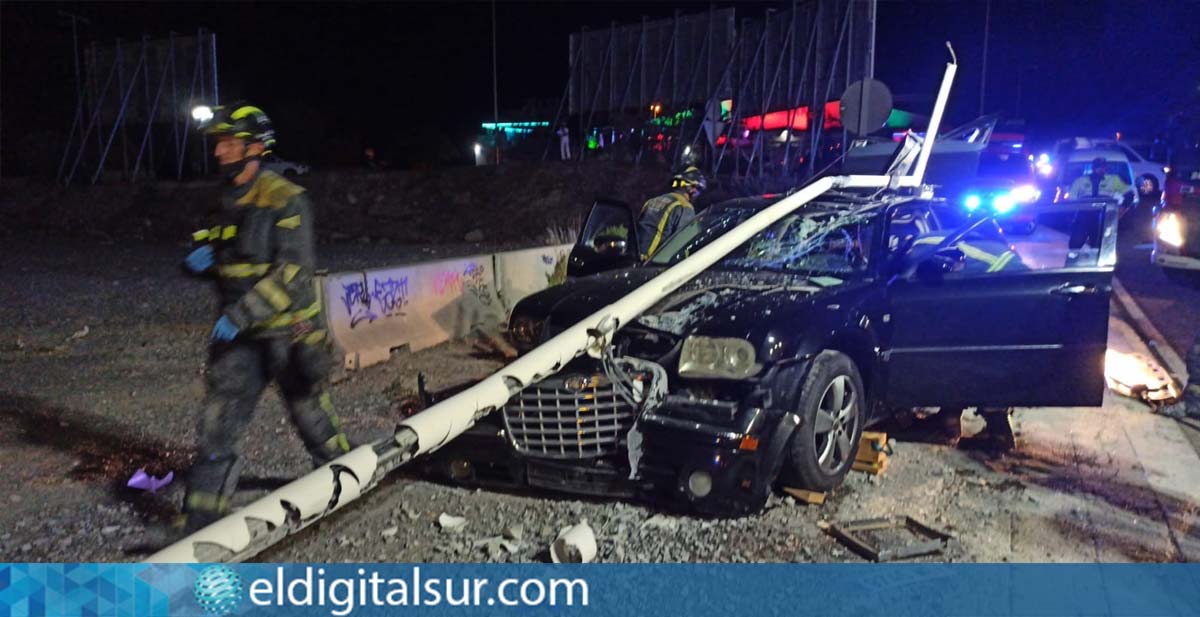 Accidente de Tráfico en Adeje: Vehículo Impacta Contra una Farola