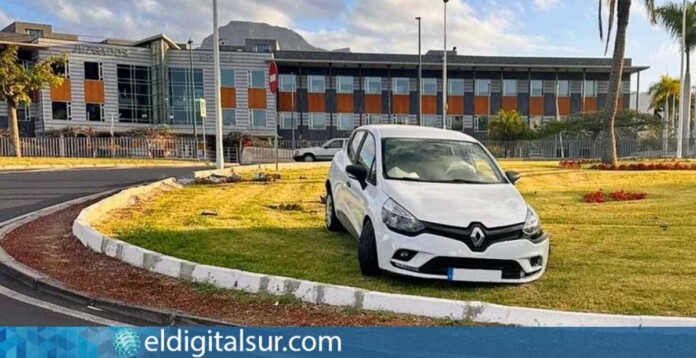 Borrachera al volante termina en el jardín frente a los Juzgados de Arona