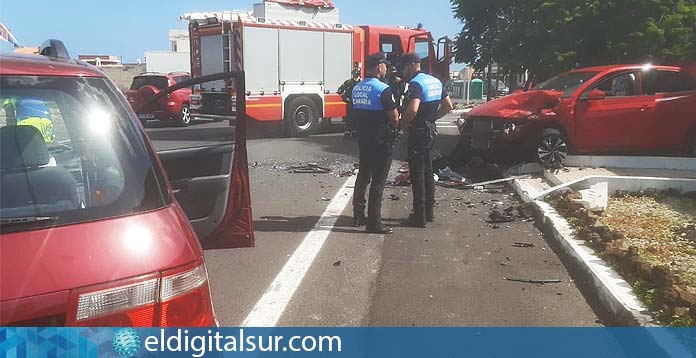 accidente de tráfico entre dos coches en la TF-66 en la zona de La Estrella en el municipio de Arona
