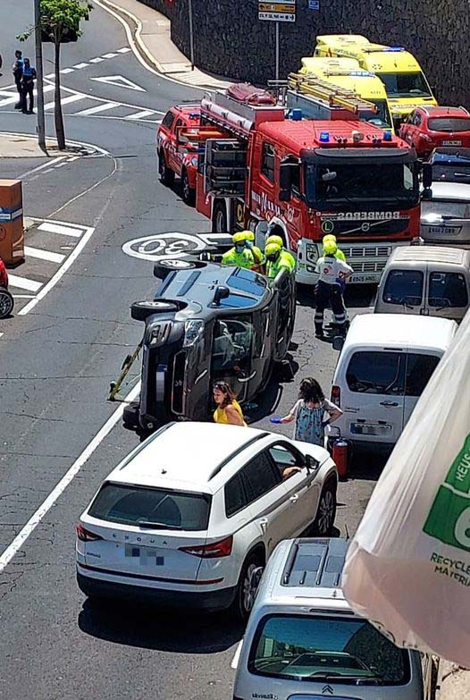 Mujer queda atrapada y herida tras el vuelco de su coche en Santa Cruz de Tenerife