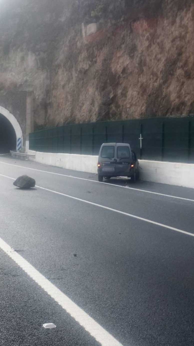 roca cae en un coche en los realejos Tenerife