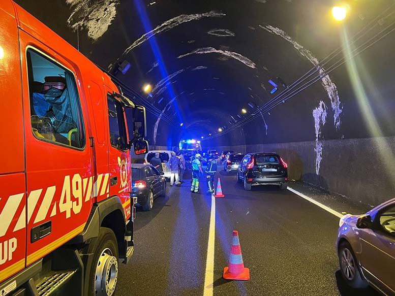 Dos heridos en una colisión frontal en el Túnel Santo Domingo, La Guancha