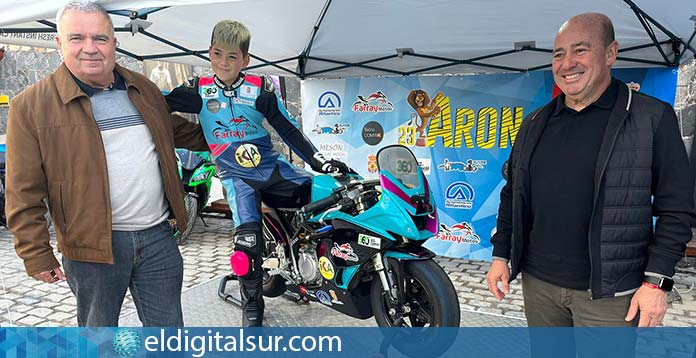 Arón González Hernández, presentó oficialmente la nueva imagen de su moto.
