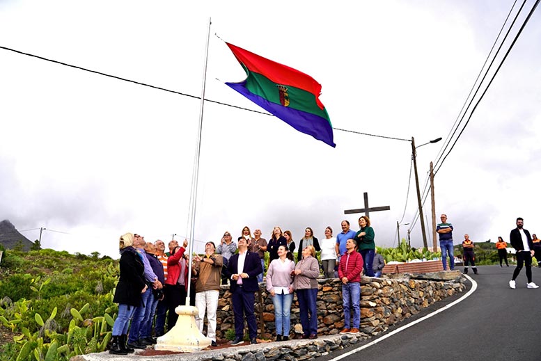 Arona iza la bandera en la histórica Cruz de San Antonio Abad
