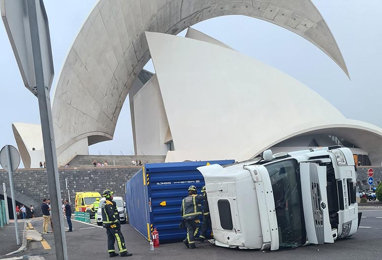 Vuelca un camión con remolque en la entrada del Muelle de Santa Cruz de Tenerife