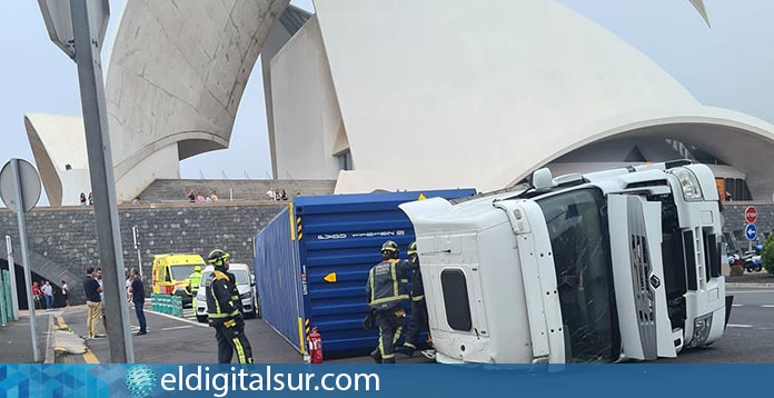Vuelca un camión con remolque en la entrada del Muelle de Santa Cruz de Tenerife