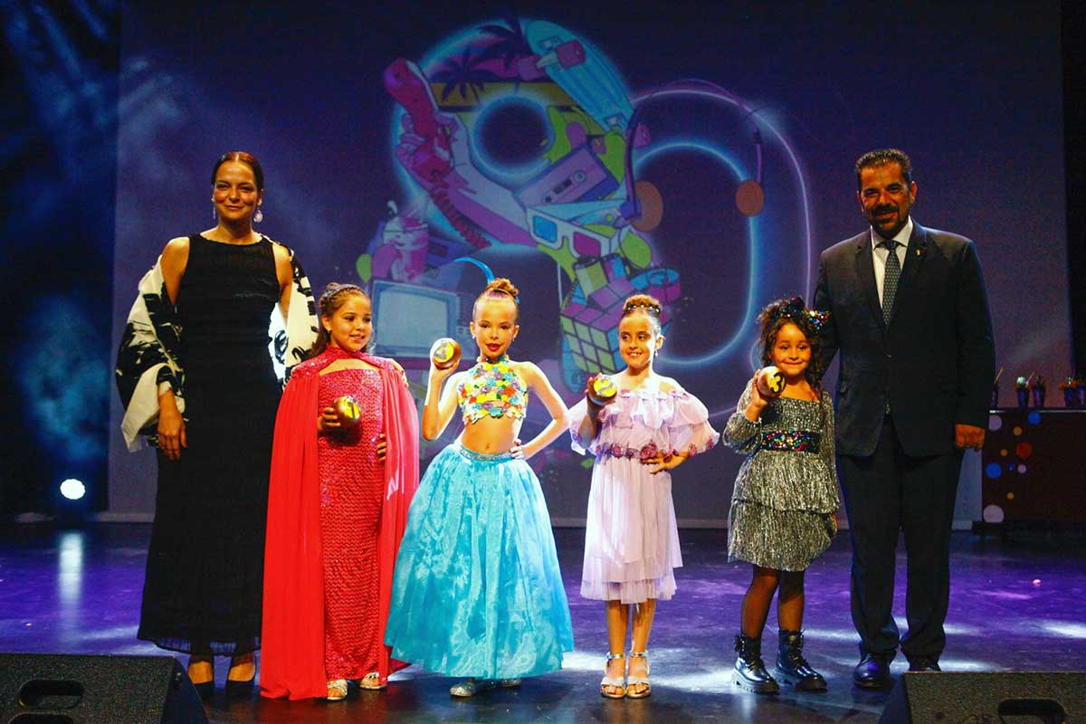 Grupo infantil de las candidatas a reina del Carnaval internacional de los cristianos