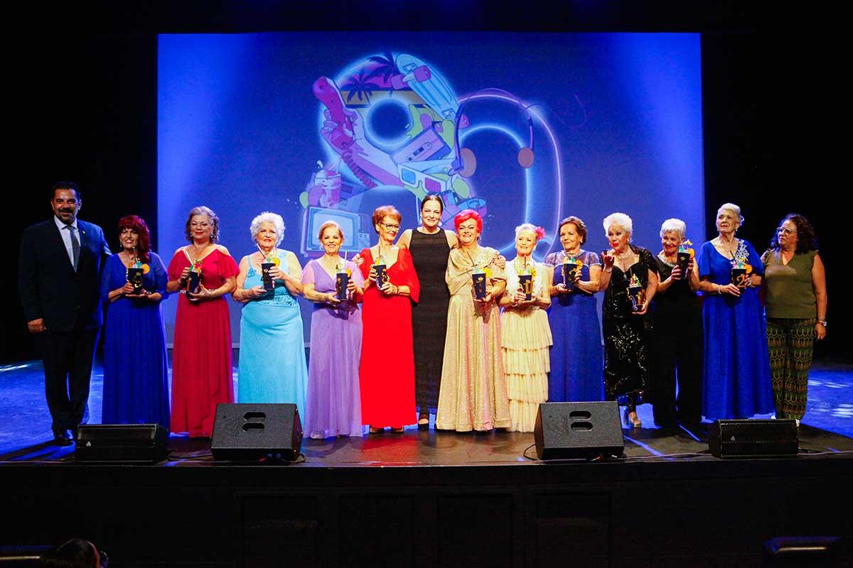 Grupo de mayores de candidatas a reina del Carnaval internacional de los cristianos