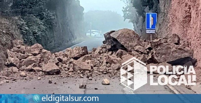 Rocas bloquean carretera (TF-12) de San Andrés a La Laguna