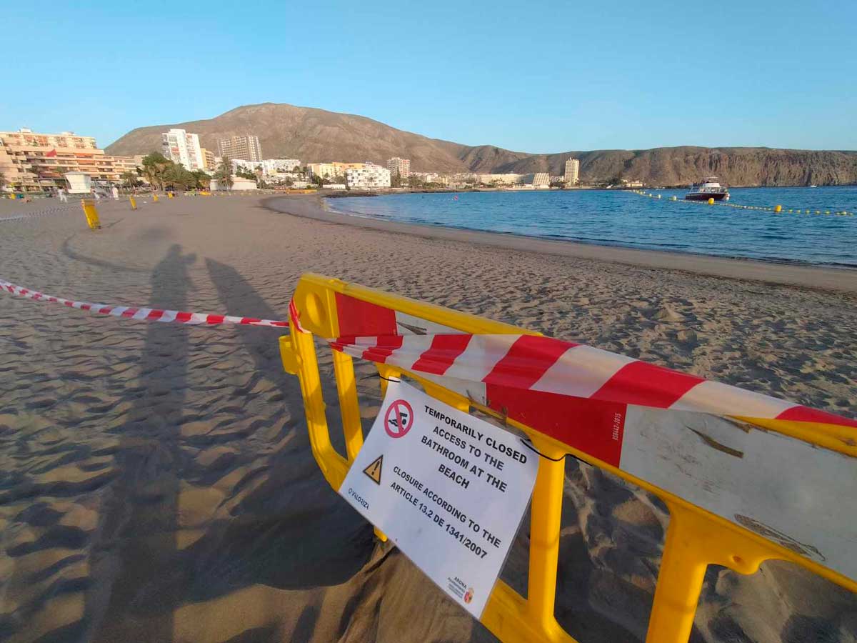 Restringido el acceso al agua en la playa de Los Cristianos, en Arona, en el sur de Tenerife. Foto: Mercedes Menendez