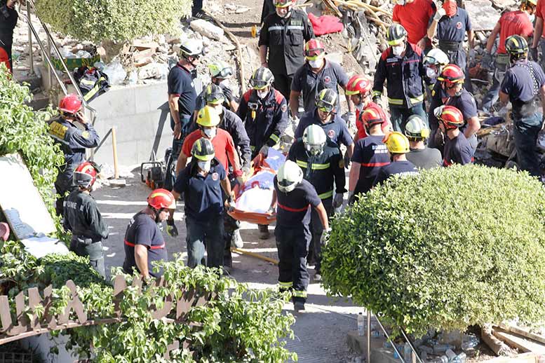 Efectivos de emergencia durante las labores de rescate de las víctimas entre los escombros del edificio Julián José
