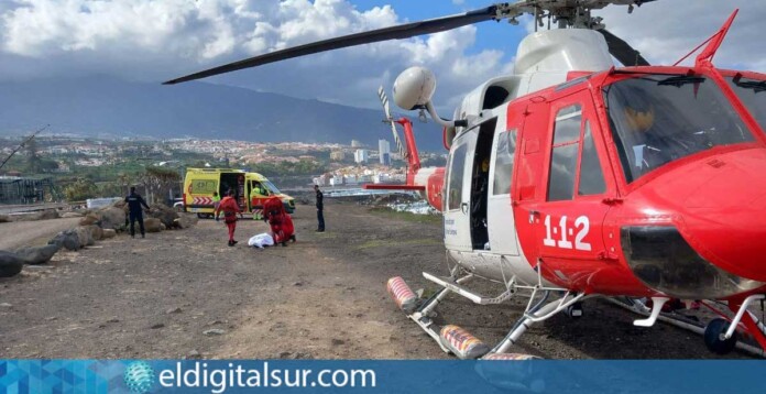 Servicios de emergencia custodiando el cuerpo del fallecido