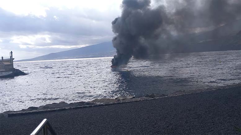 incendio de una embarcación en Radazul