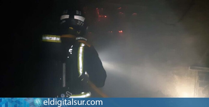 Bomberos de Tenerife sofocando un incendio