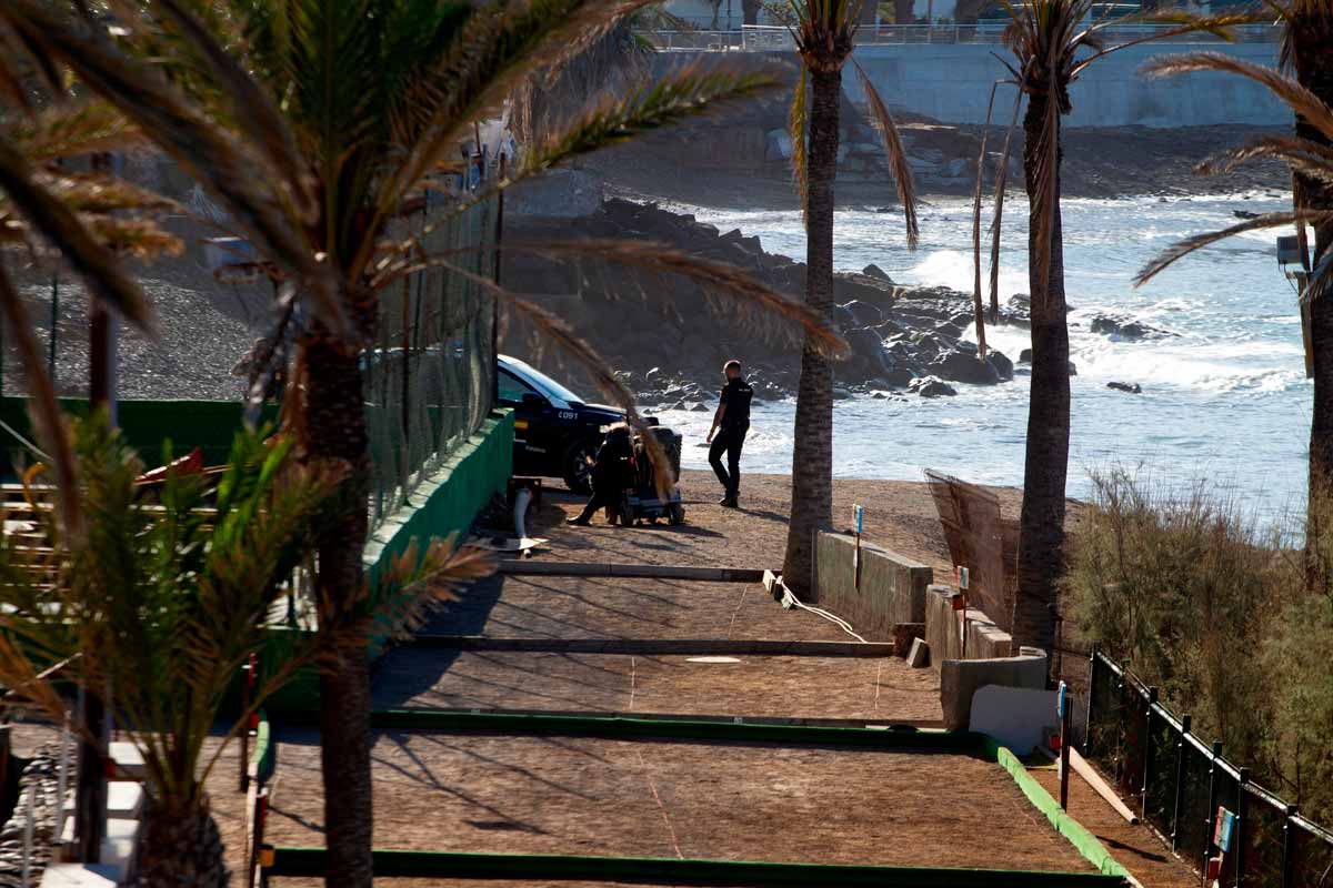 La Policía Nacional hace el primer contacto con una mujer hallada fallecida en la Playa de Los Cristianos, en Arona (Tenerife Sur)