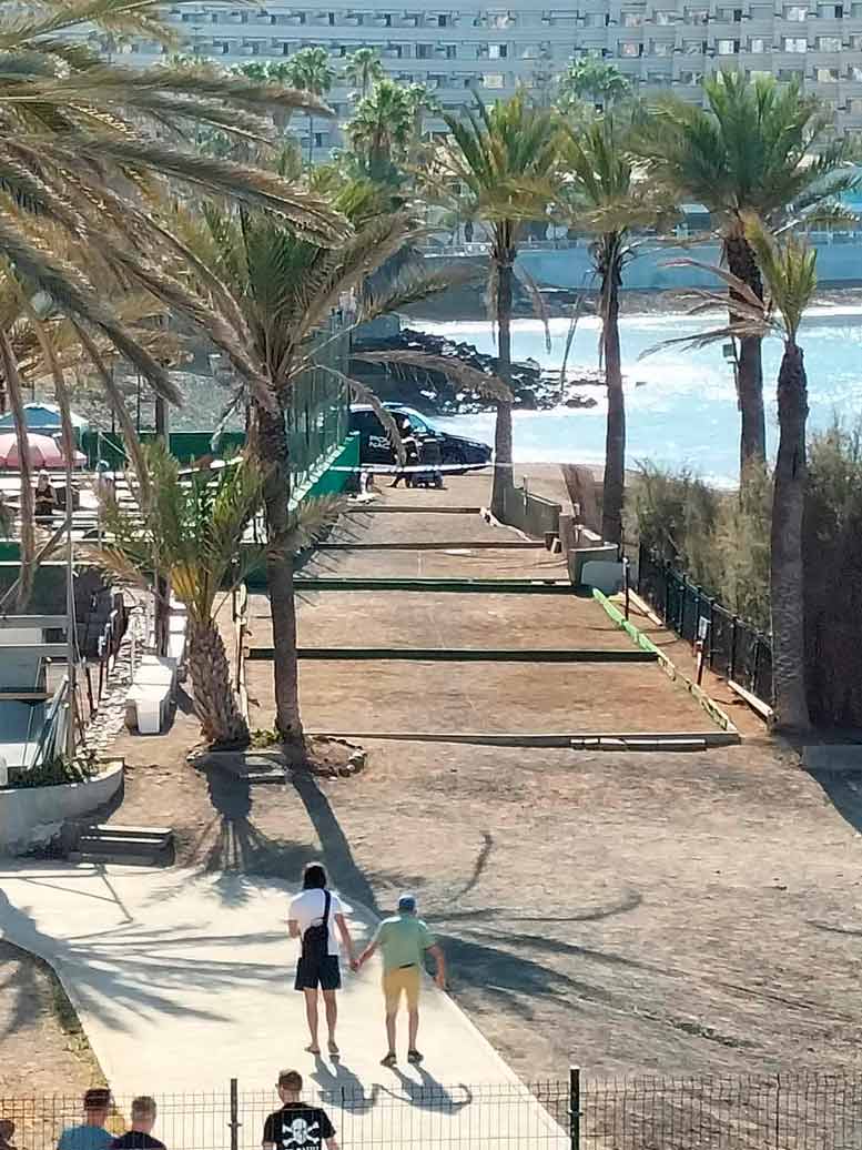 La Policía Nacional hace el primer contacto con una mujer hallada fallecida en la Playa de Los Cristianos, en Arona (Tenerife Sur)