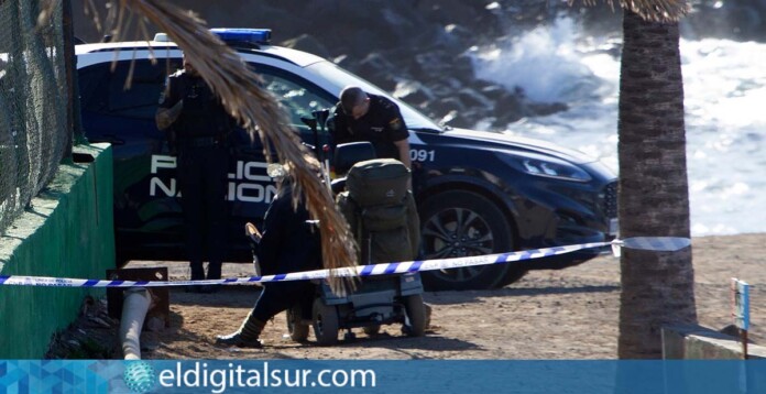 La Policía Nacional hace el primer contacto con una mujer hallada fallecida en la Playa de Los Cristianos, en Arona (Tenerife Sur)