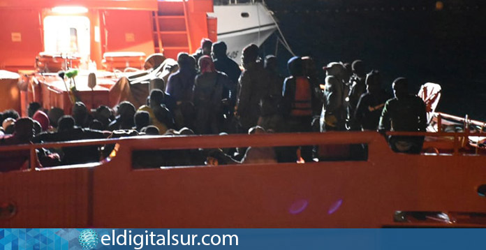 patera con 58 personas en el muelle de Puerto del Rosario