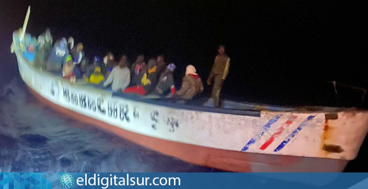 Foto de Salvamento Marítimo del grupo trasladado al muelle de Los Cristianos