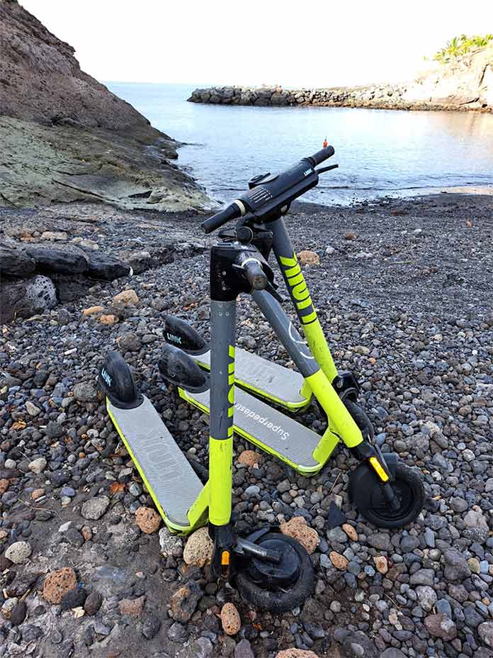 Patinetes eléctricos recuperados en Playa Paraíso (Adeje)