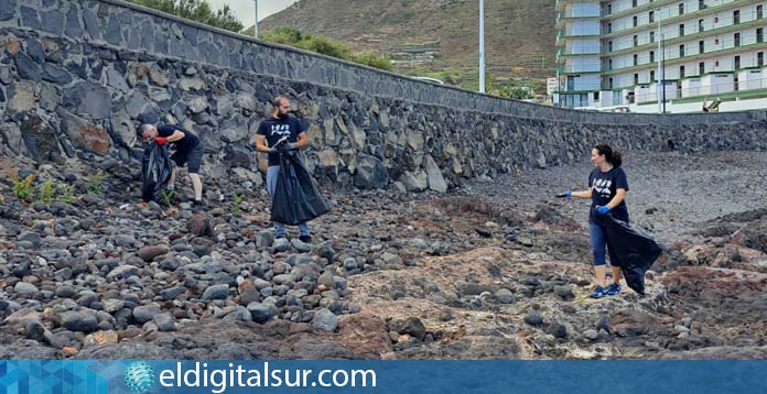 Promemar limpia la costa de Punta del Hidalgo 