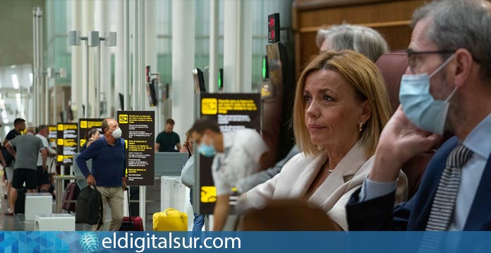 Ana Zurita control de pasajeros en el aeropuerto Tenerife Sur