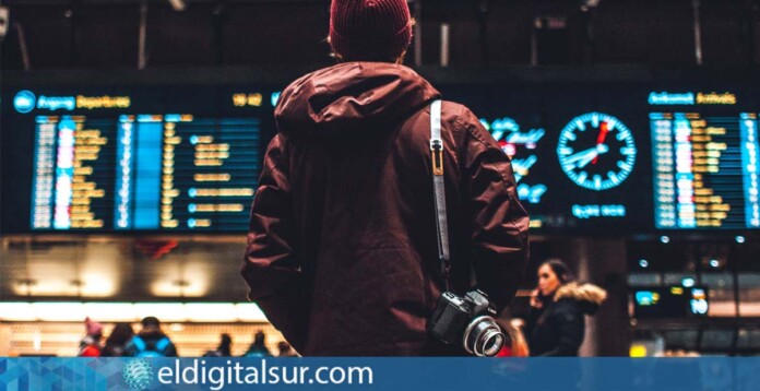 turista-aeropuerto-041223